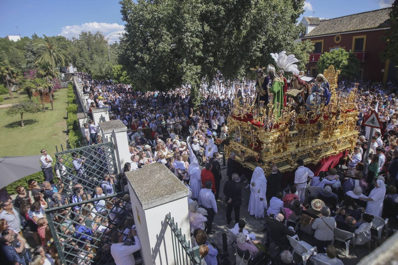 En imágenes, Triana acompaña a San Gonzalo este Lunes Santo