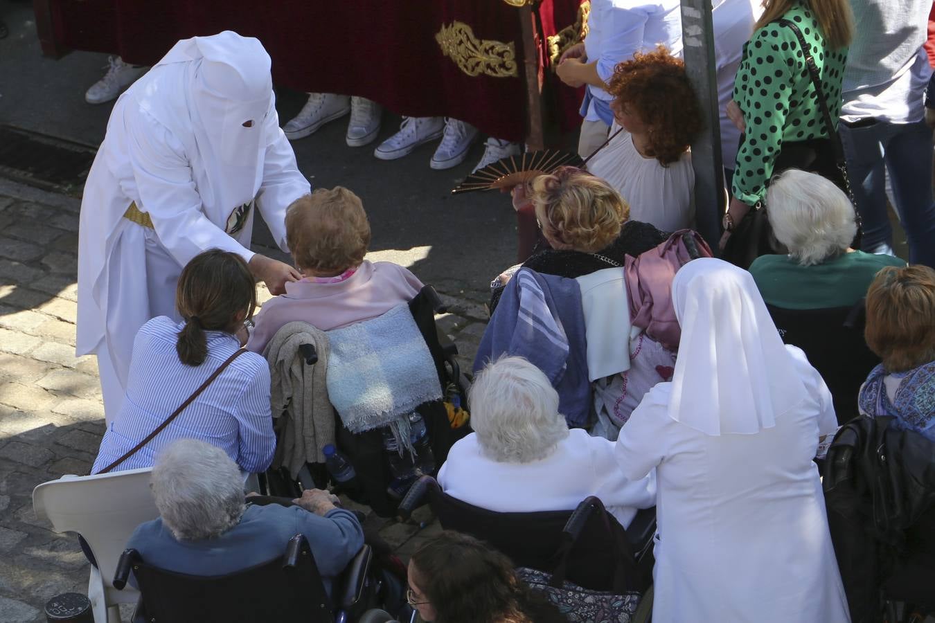 En imágenes, Triana acompaña a San Gonzalo este Lunes Santo