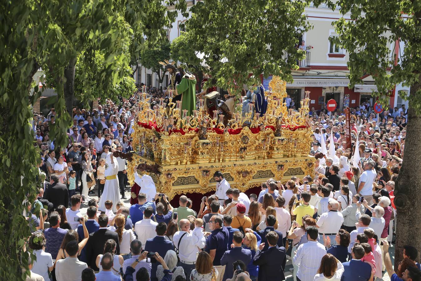 En imágenes, Triana acompaña a San Gonzalo este Lunes Santo