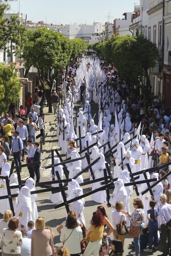 En imágenes, Triana acompaña a San Gonzalo este Lunes Santo