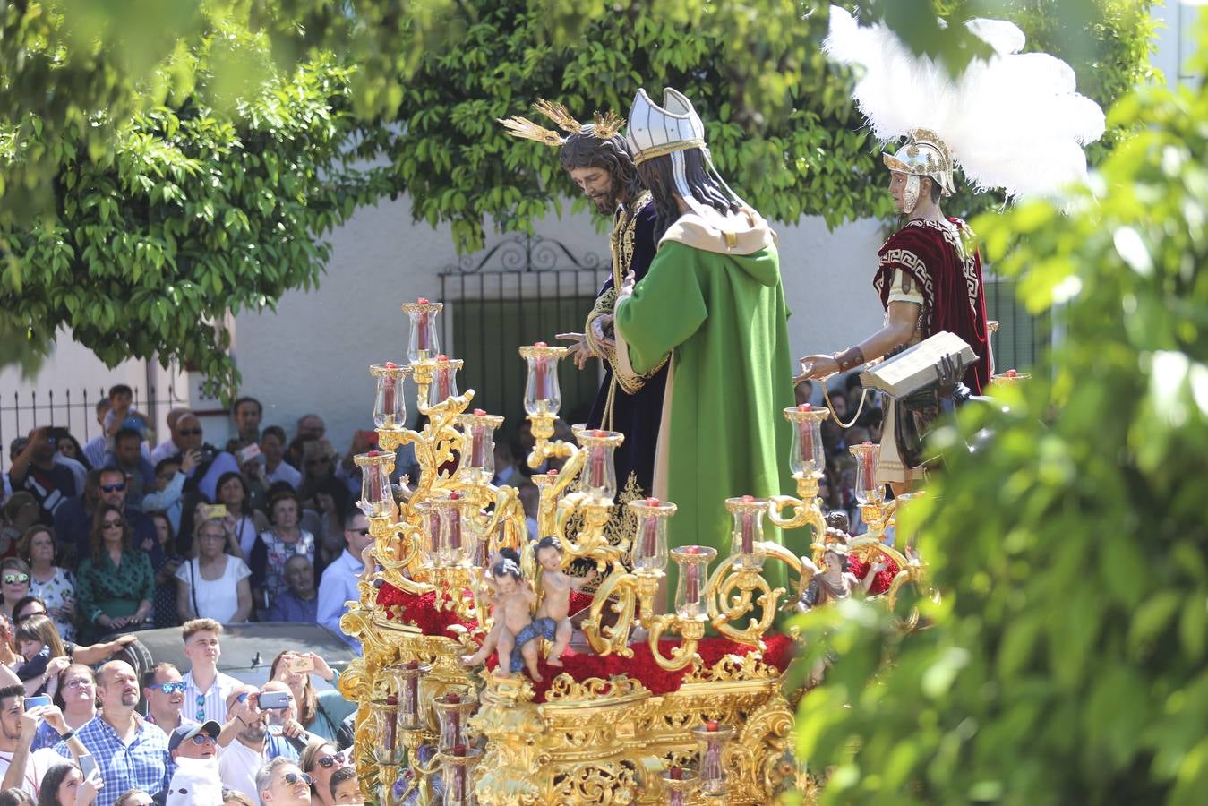 En imágenes, Triana acompaña a San Gonzalo este Lunes Santo
