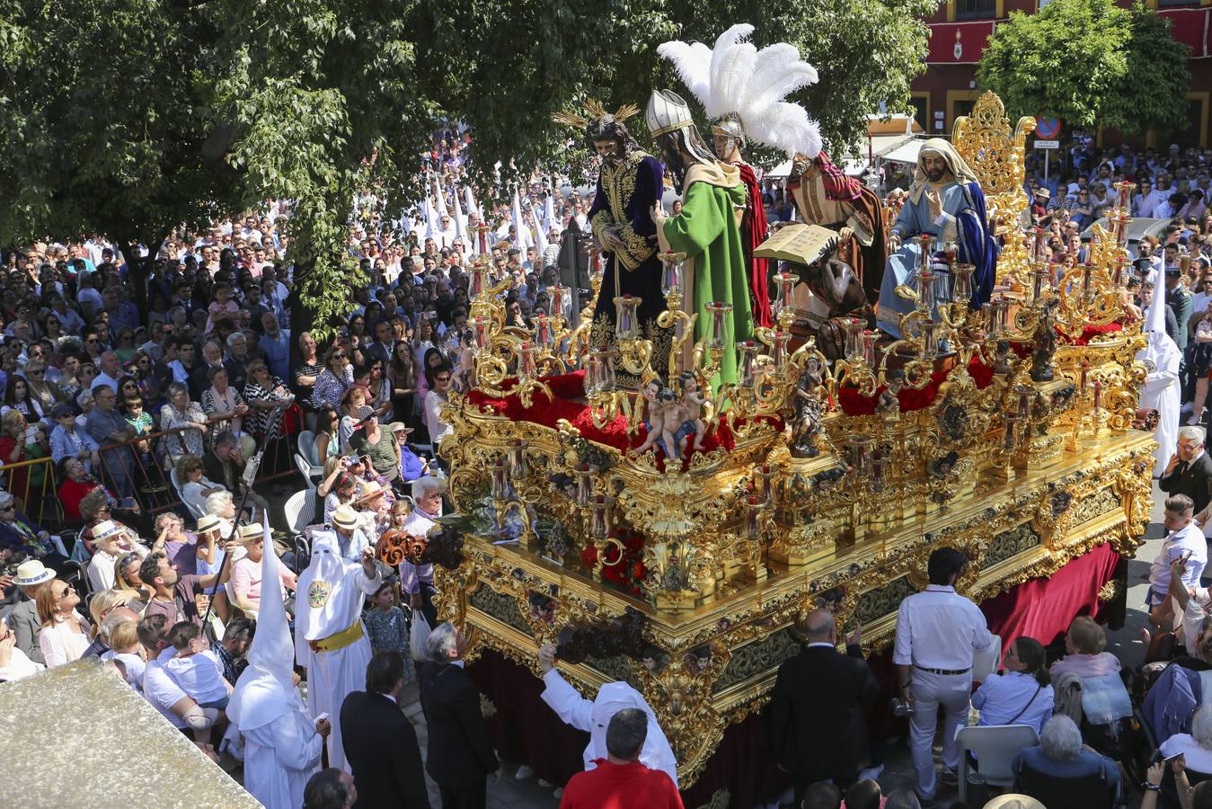 En imágenes, Triana acompaña a San Gonzalo este Lunes Santo