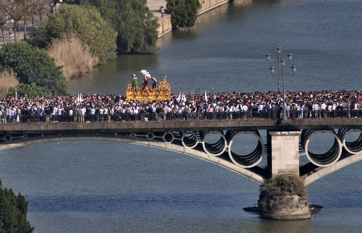 En imágenes, Triana acompaña a San Gonzalo este Lunes Santo