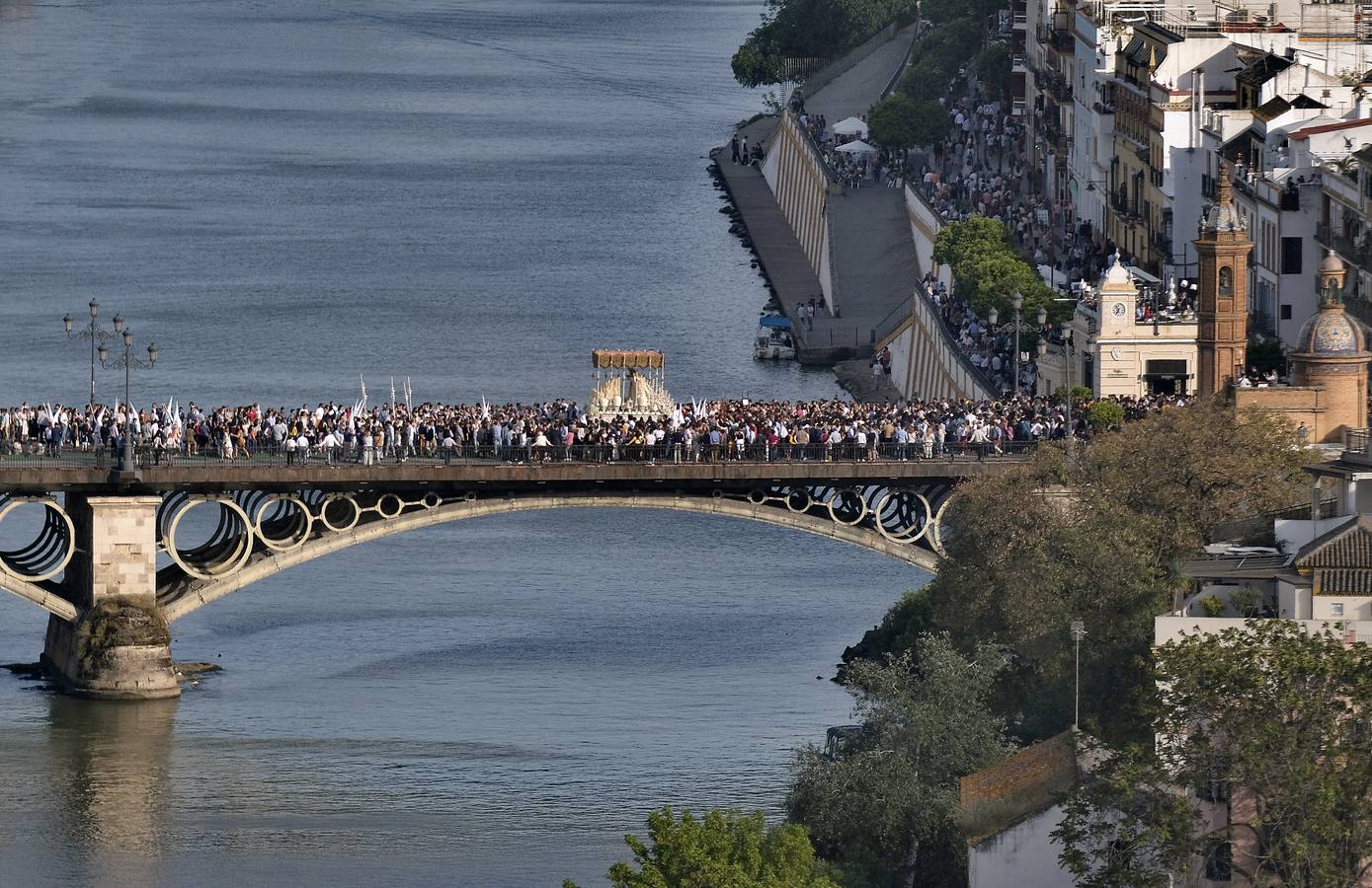 En imágenes, Triana acompaña a San Gonzalo este Lunes Santo