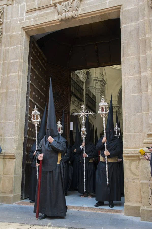 En imágenes, desfile procesional de la hermandad de Santa Cruz el Martes Santo