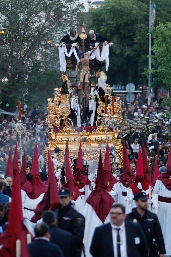 La estación de penitencia del Descendimiento de Córdoba, en imágenes