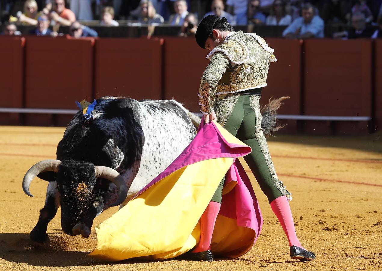 En imágenes, la faena de los matadores José Garrido, Joaquín Galdós y Alfonso Cadaval en la Maestranza