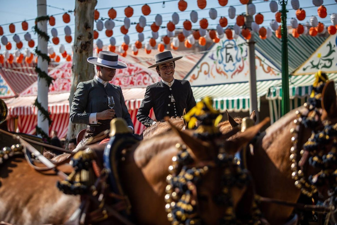 Feria de Sevilla: Vibrante y colorido domingo en el real