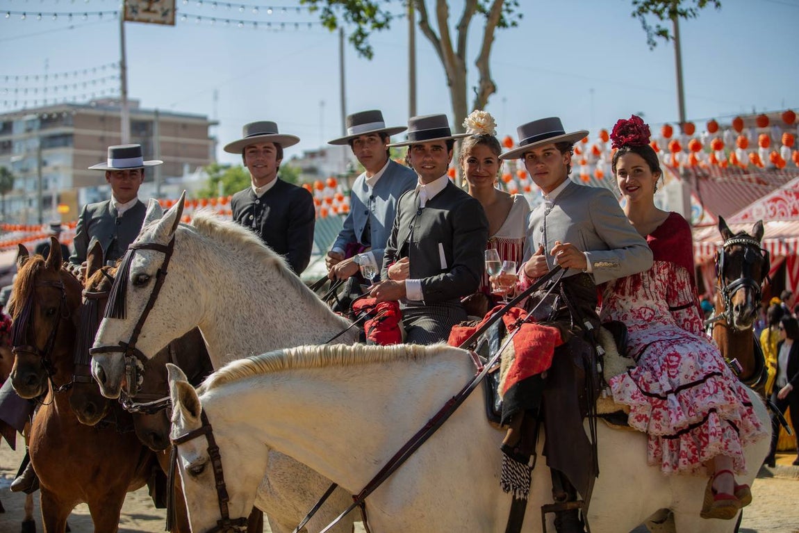 Feria de Sevilla: Vibrante y colorido domingo en el real