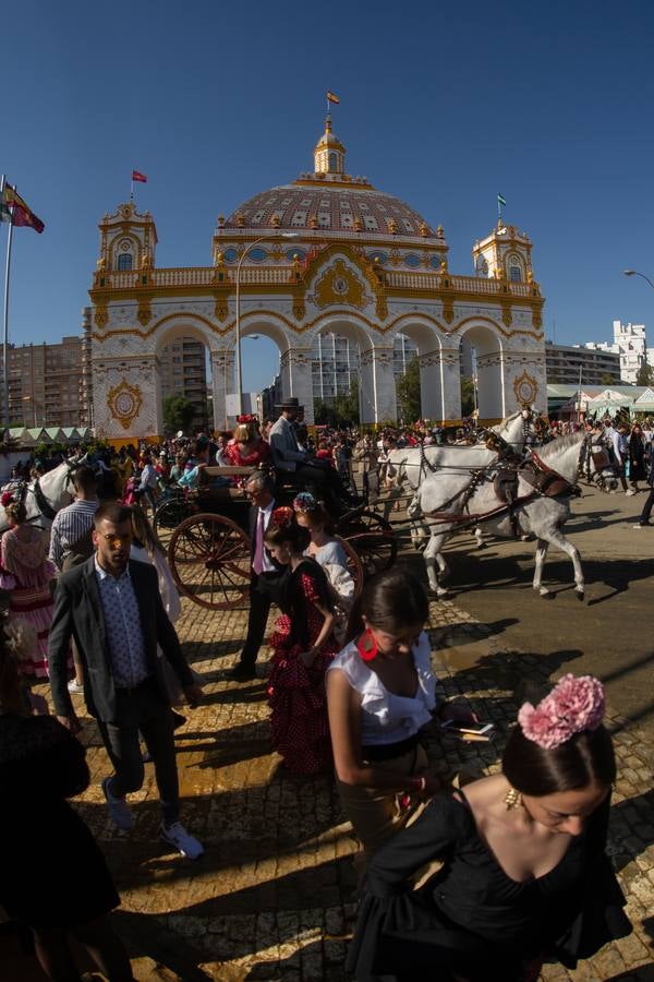 Feria de Sevilla: Vibrante y colorido domingo en el real