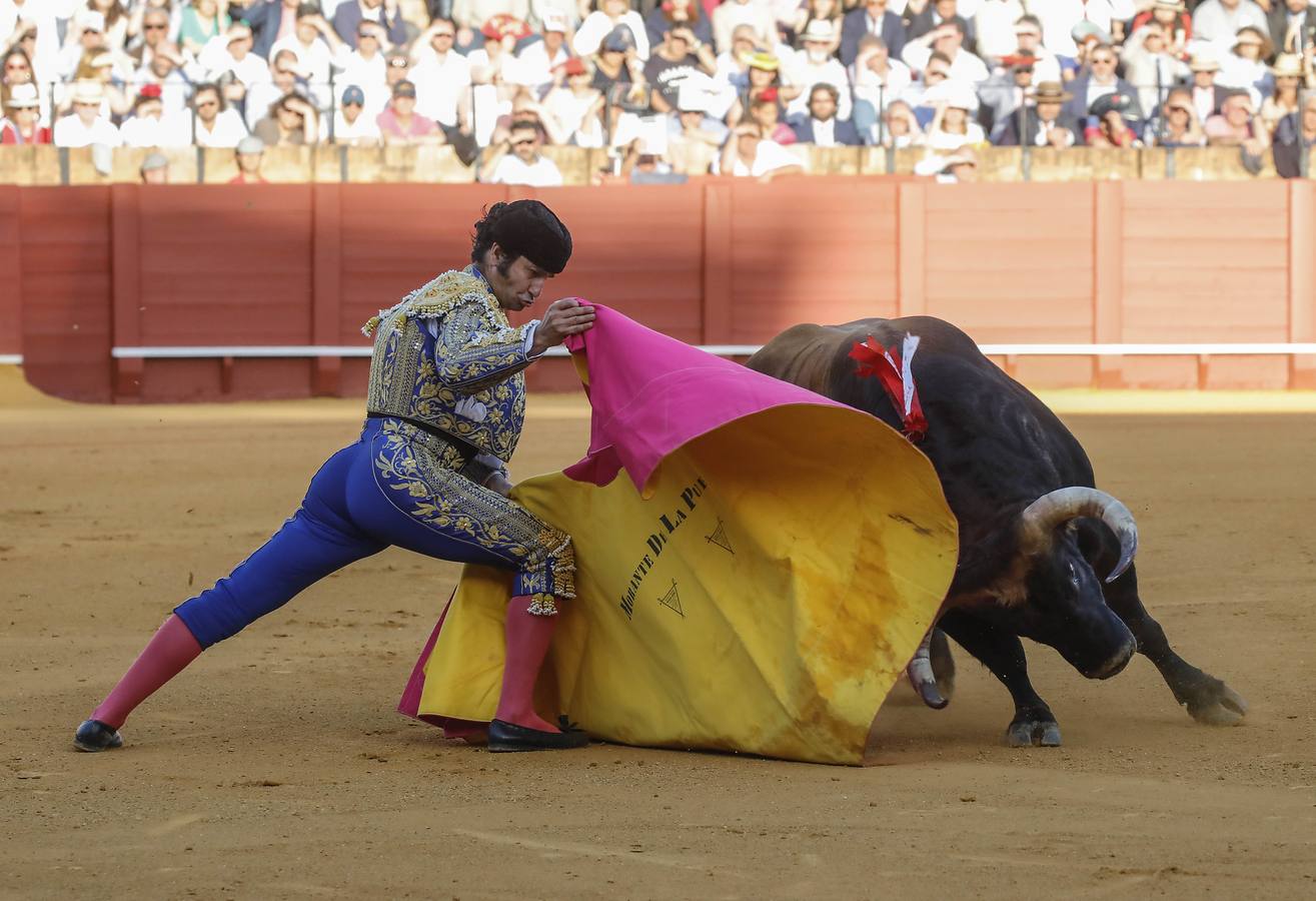 En imágenes, sin premio para Morante, Urdiales y Manzanares en la Feria de Abril de Sevilla 2019