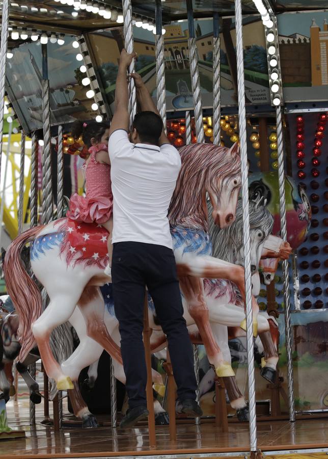 En imágenes, el ambiente de la calle del Infierno en la Feria de Sevilla