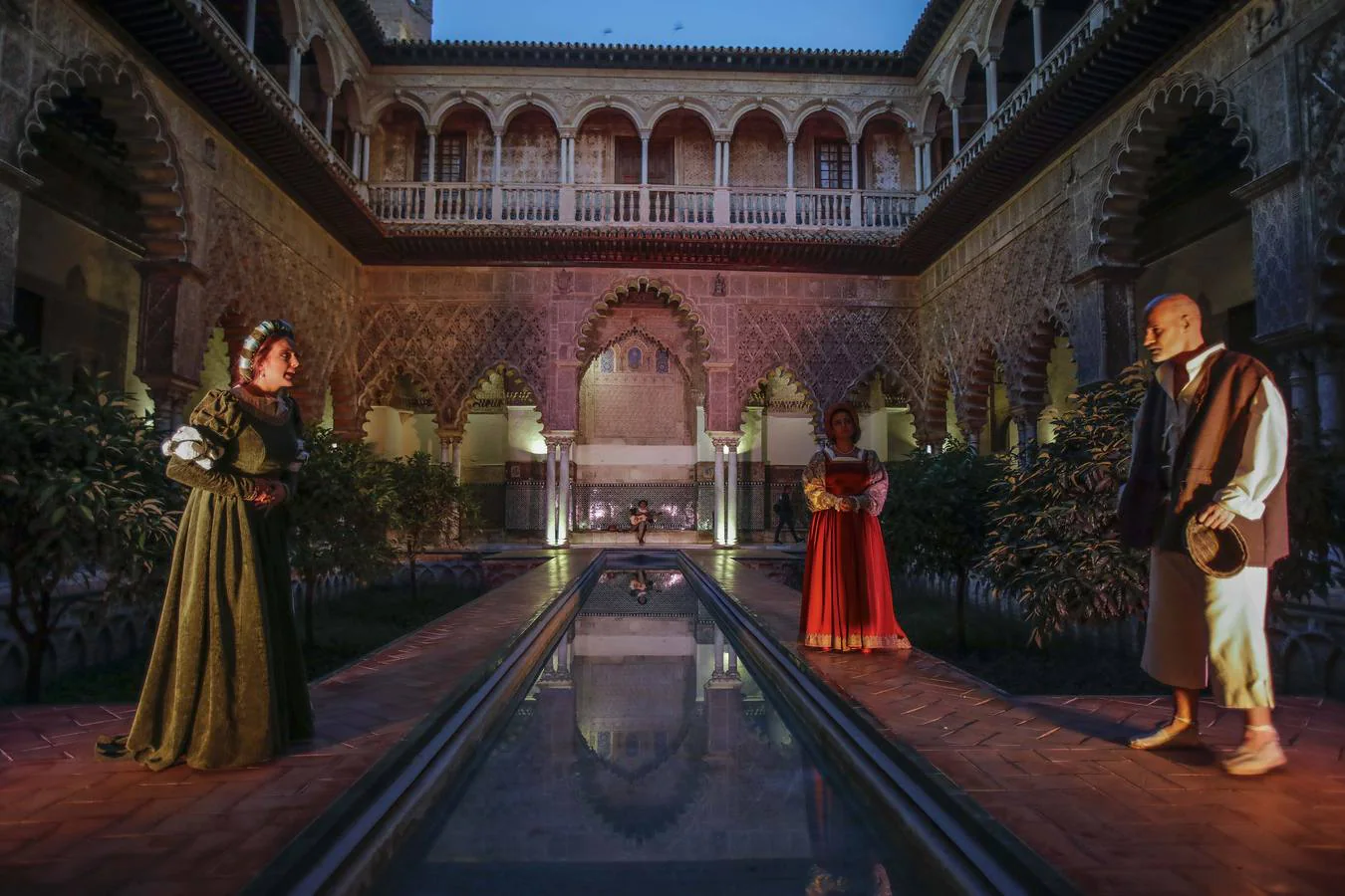 El Alcázar de Sevilla recuerda a Magallanes en sus visitas nocturnas