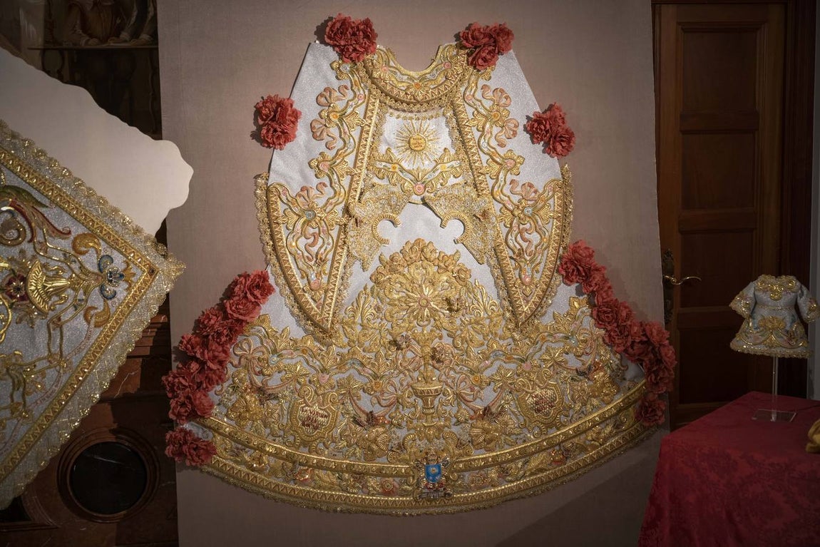 Las imágenes de la bendición del nuevo traje de la Virgen del Rocío