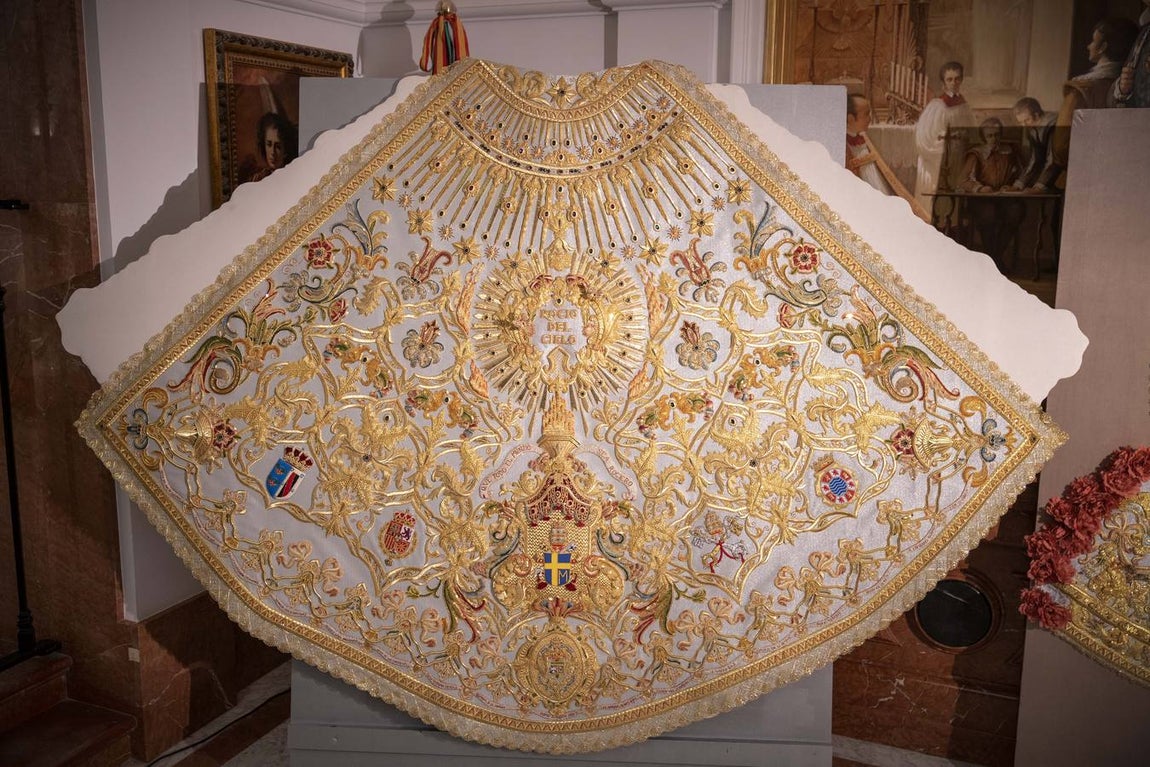 Las imágenes de la bendición del nuevo traje de la Virgen del Rocío