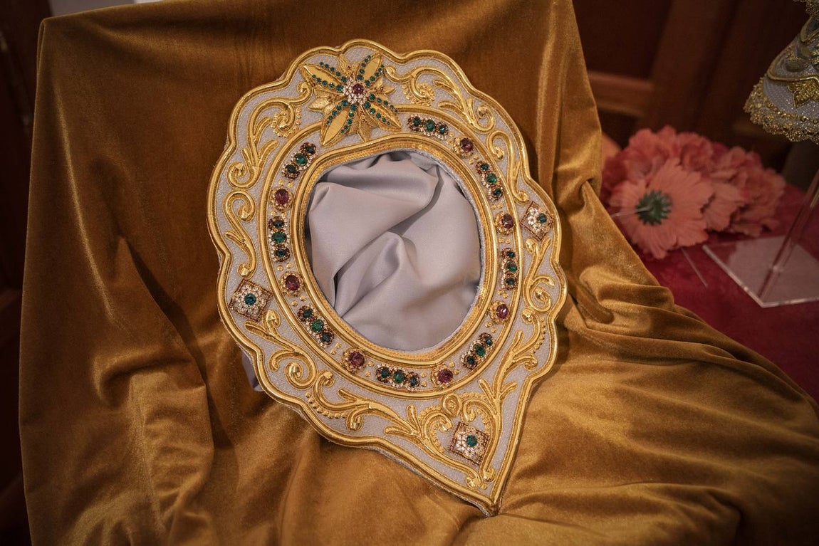 Las imágenes de la bendición del nuevo traje de la Virgen del Rocío