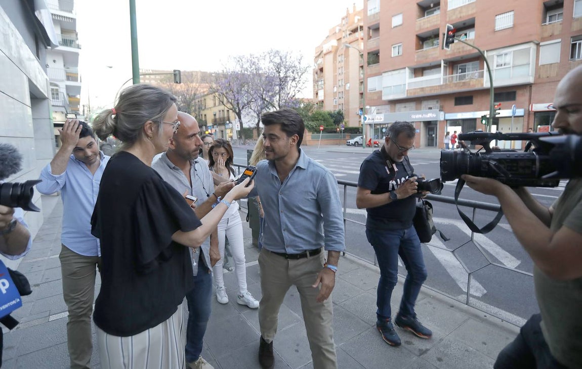 Rostros serios en la sede del PP en Sevilla