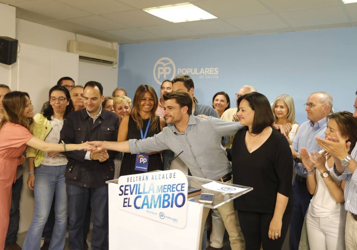 Rostros serios en la sede del PP en Sevilla