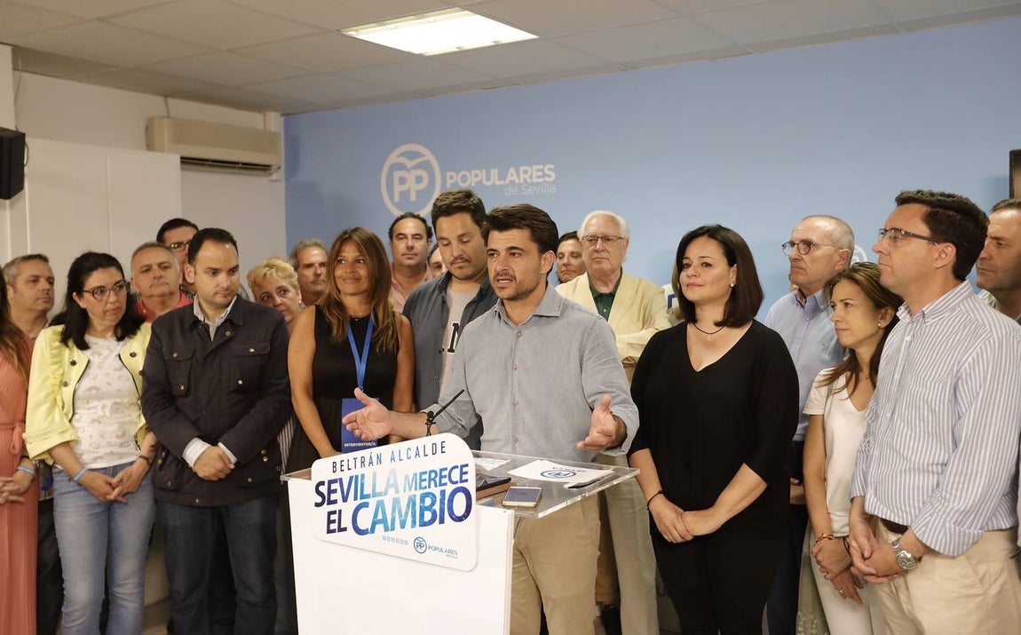 Rostros serios en la sede del PP en Sevilla