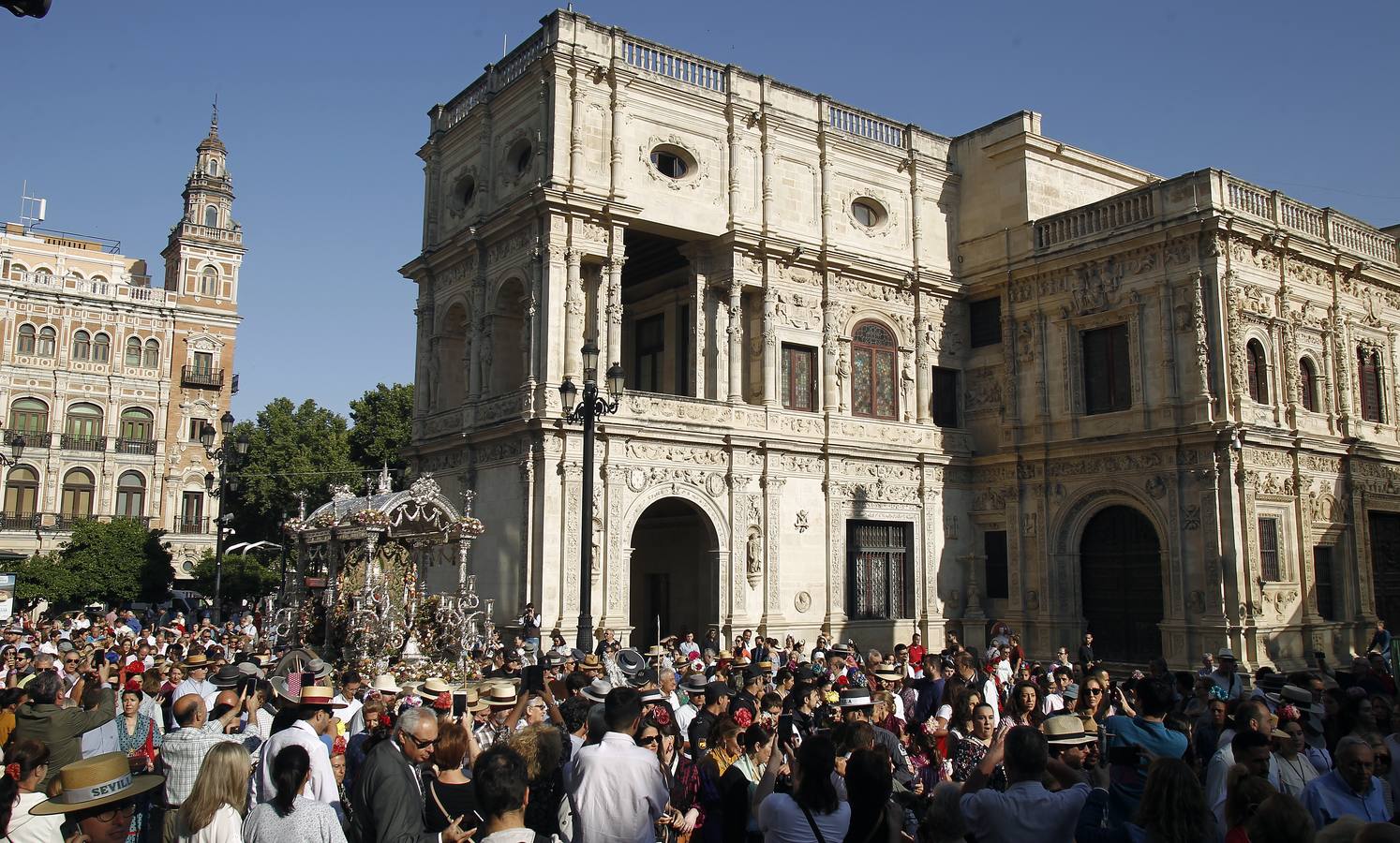 En imágenes, la salida de la hermandad del Rocío de Sevilla