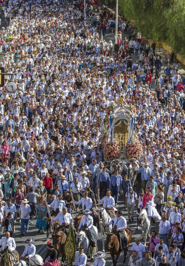 Multitudinaria salida de la hermandad del Rocío de Huelva