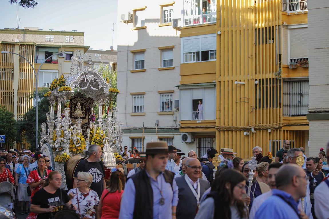 En imágenes, la salida de la hermandad del Rocío de Sevilla Sur