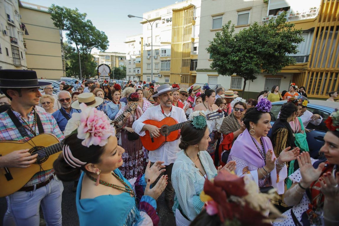 En imágenes, la salida de la hermandad del Rocío de Sevilla Sur