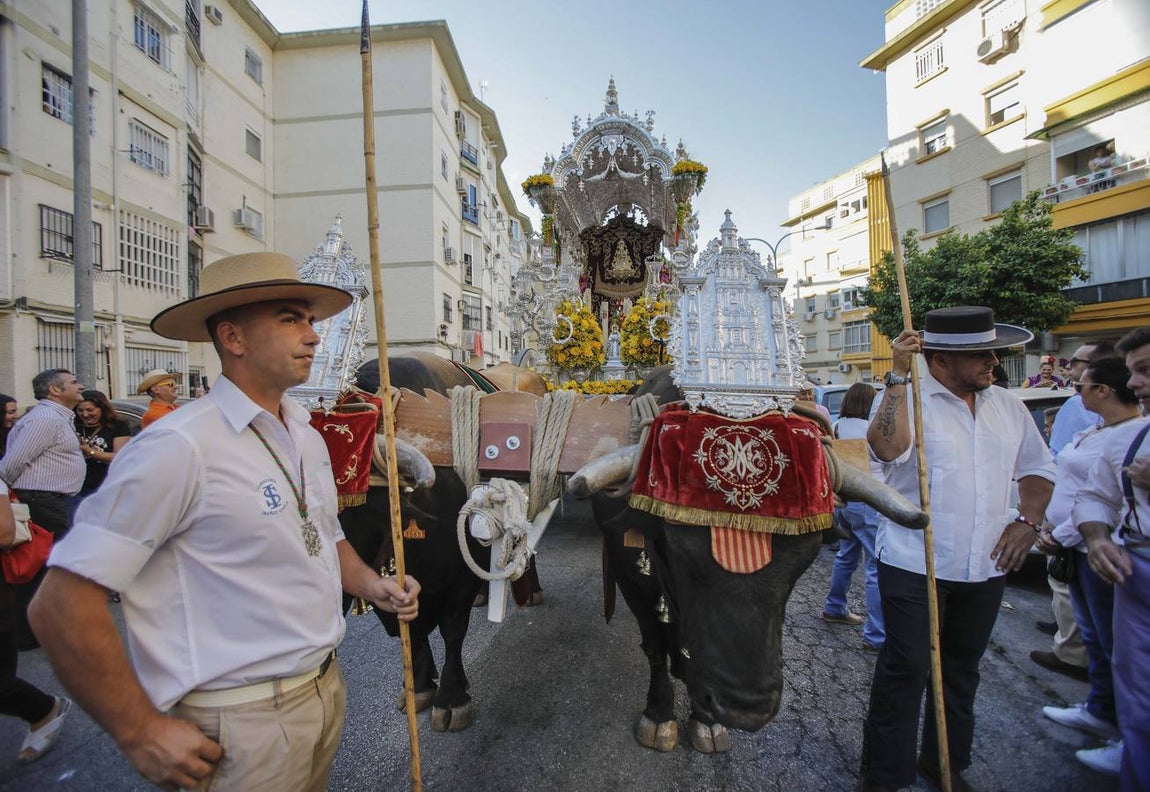 En imágenes, la salida de la hermandad del Rocío de Sevilla Sur