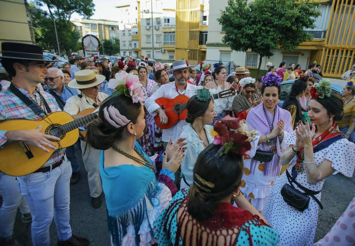 En imágenes, la salida de la hermandad del Rocío de Sevilla Sur