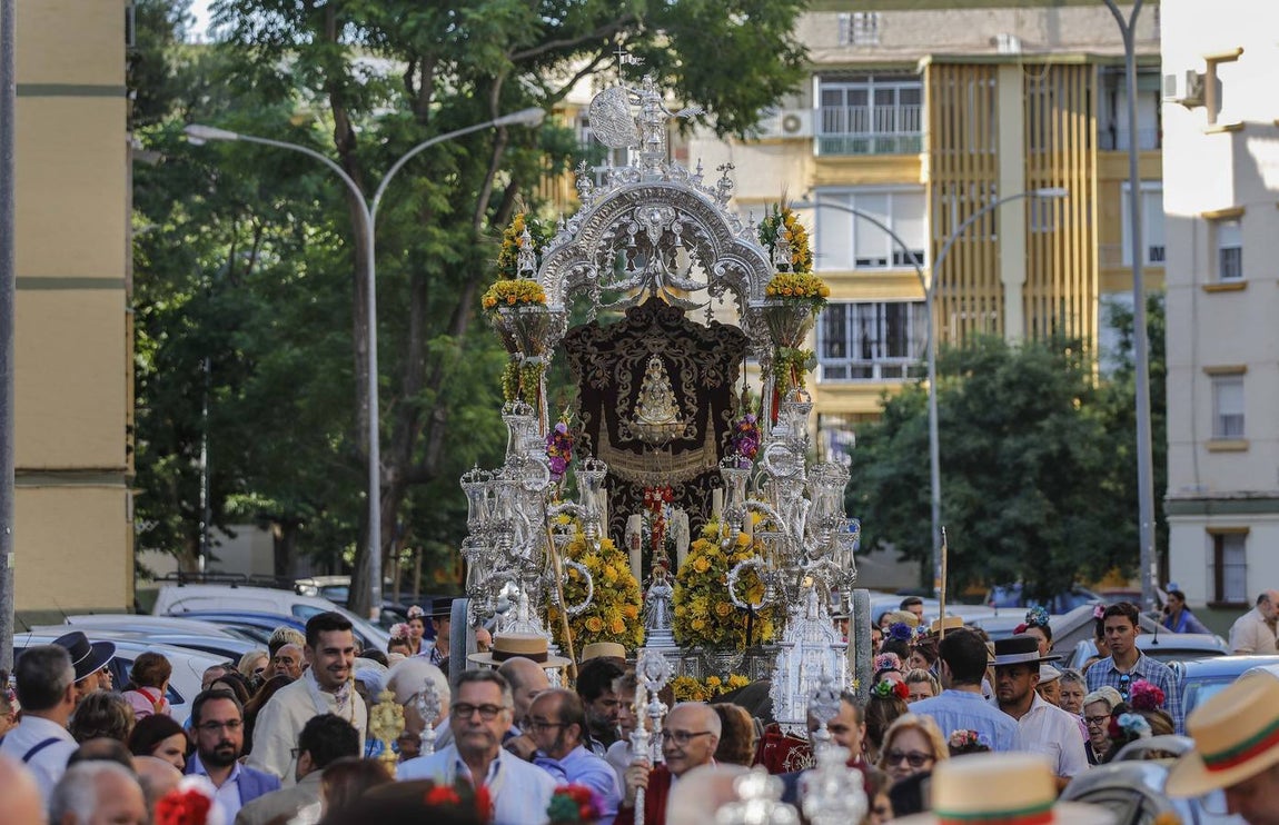 En imágenes, la salida de la hermandad del Rocío de Sevilla Sur