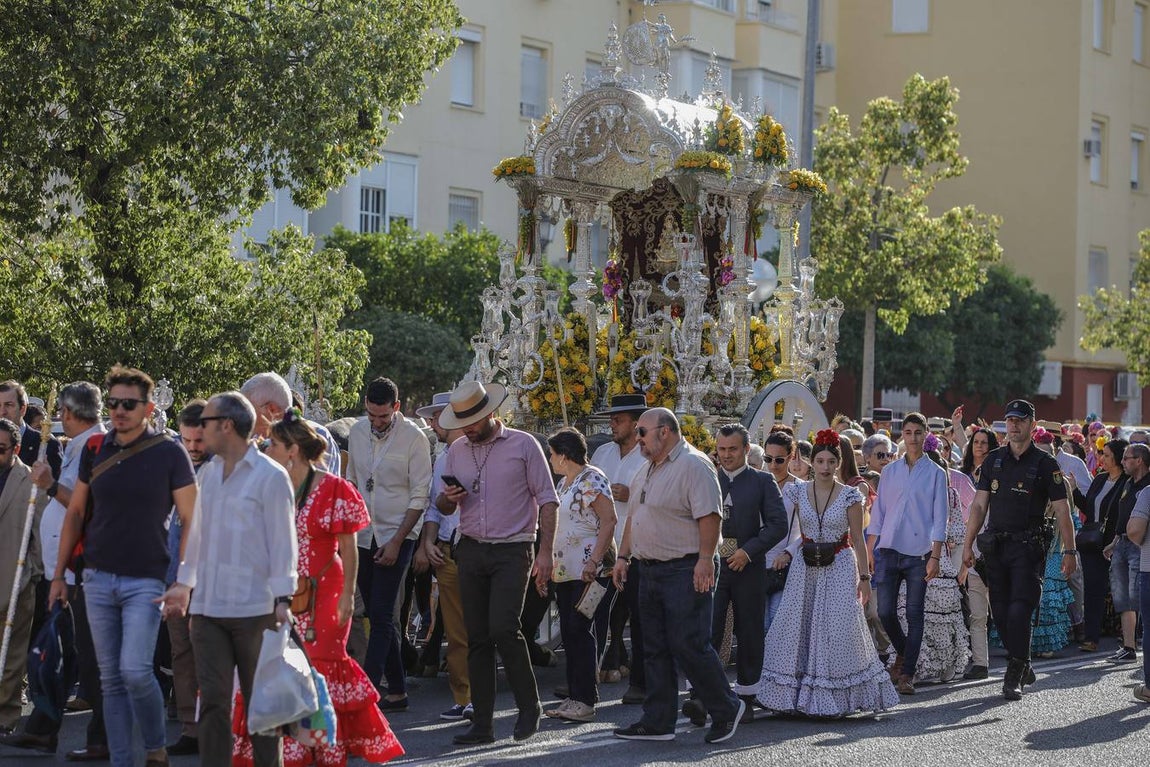 En imágenes, la salida de la hermandad del Rocío de Sevilla Sur