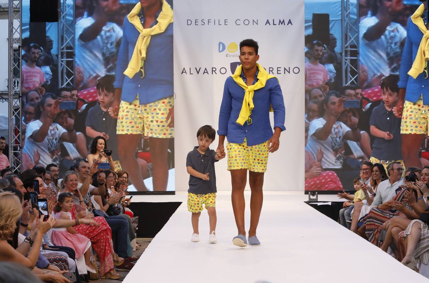 El desfile de Álvaro Moreno con chicos Down de la «Shopping Night» de Córdoba, en imágenes