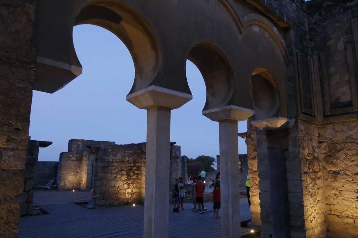 El espectáculo nocturno de Medina Azahara, en imágenes