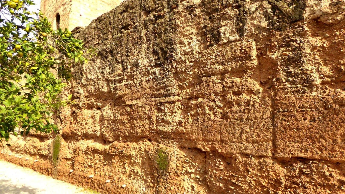 En imágenes, el proyecto de restauración de la muralla de la Macarena y su situación actual
