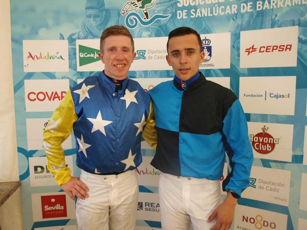 Los jockeys Mark Galligan y Pablo Laborde momentos después de competir