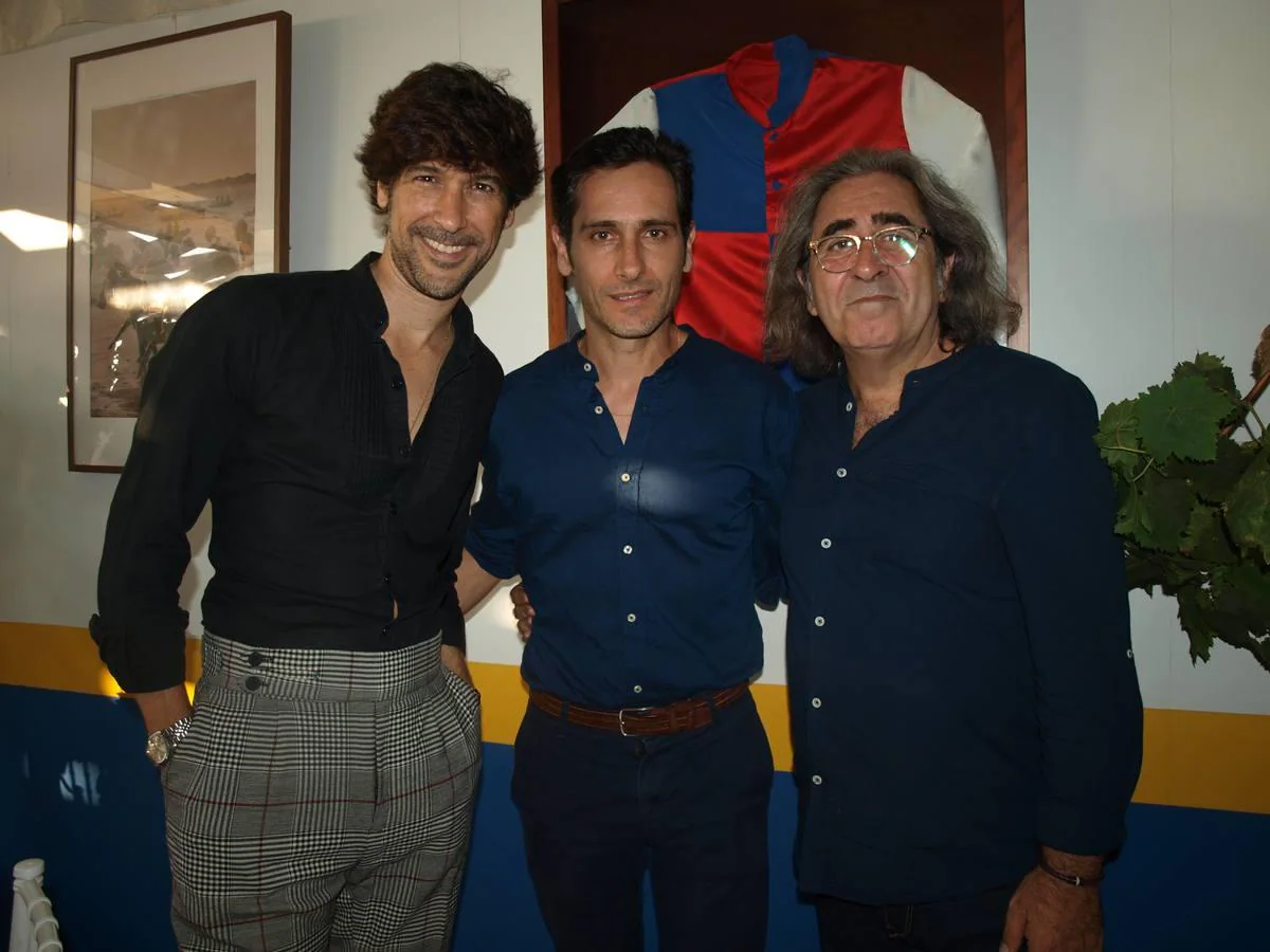 El cantante Manuel Lombo, el diseñador Luis Benítez y José Miguel Évora