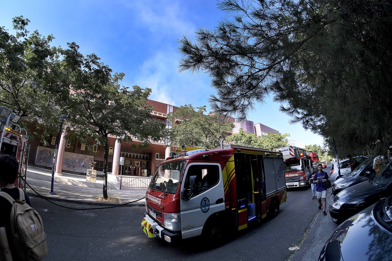 En imágenes, el incendio de la Escuela Superior de Ingeniería de Sevilla