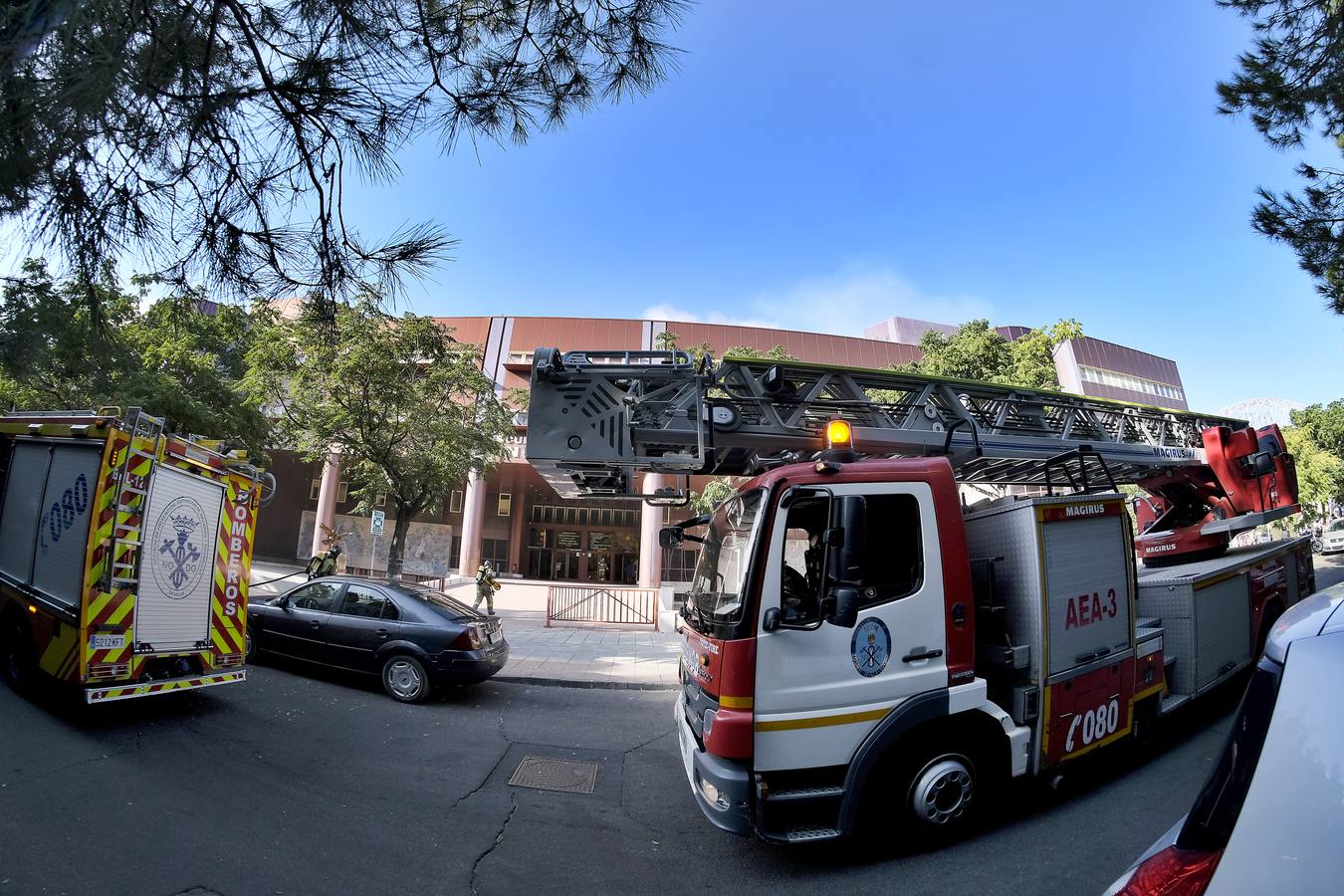 En imágenes, el incendio de la Escuela Superior de Ingeniería de Sevilla