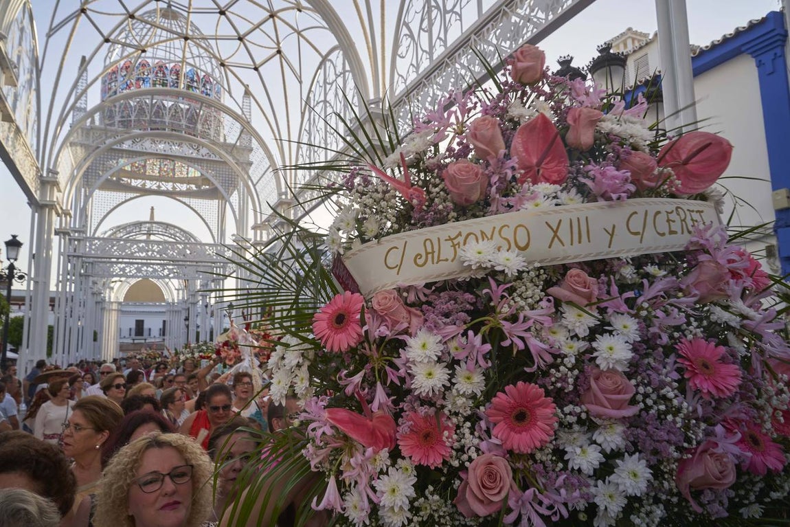 En imágenes, ofrenda floral para la Virgen del Rocío