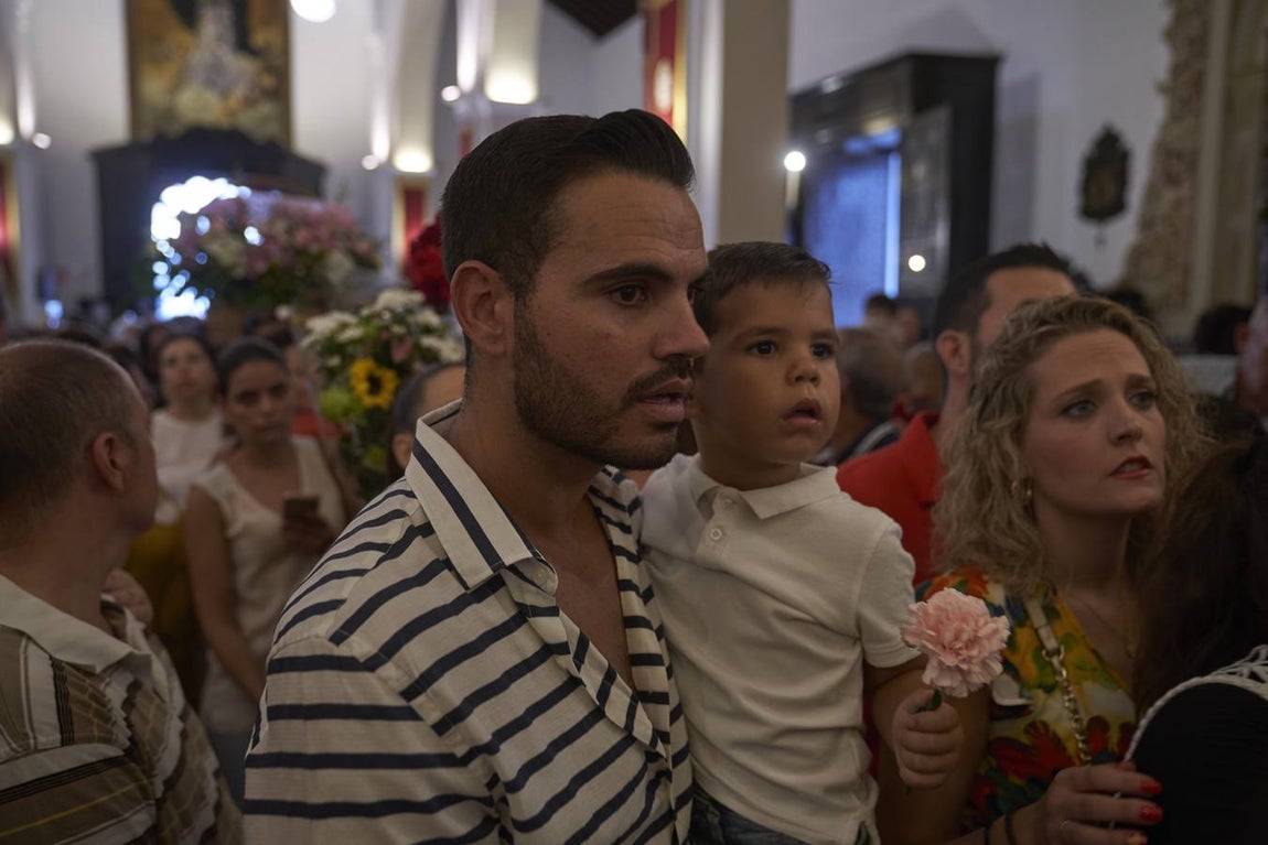 En imágenes, ofrenda floral para la Virgen del Rocío