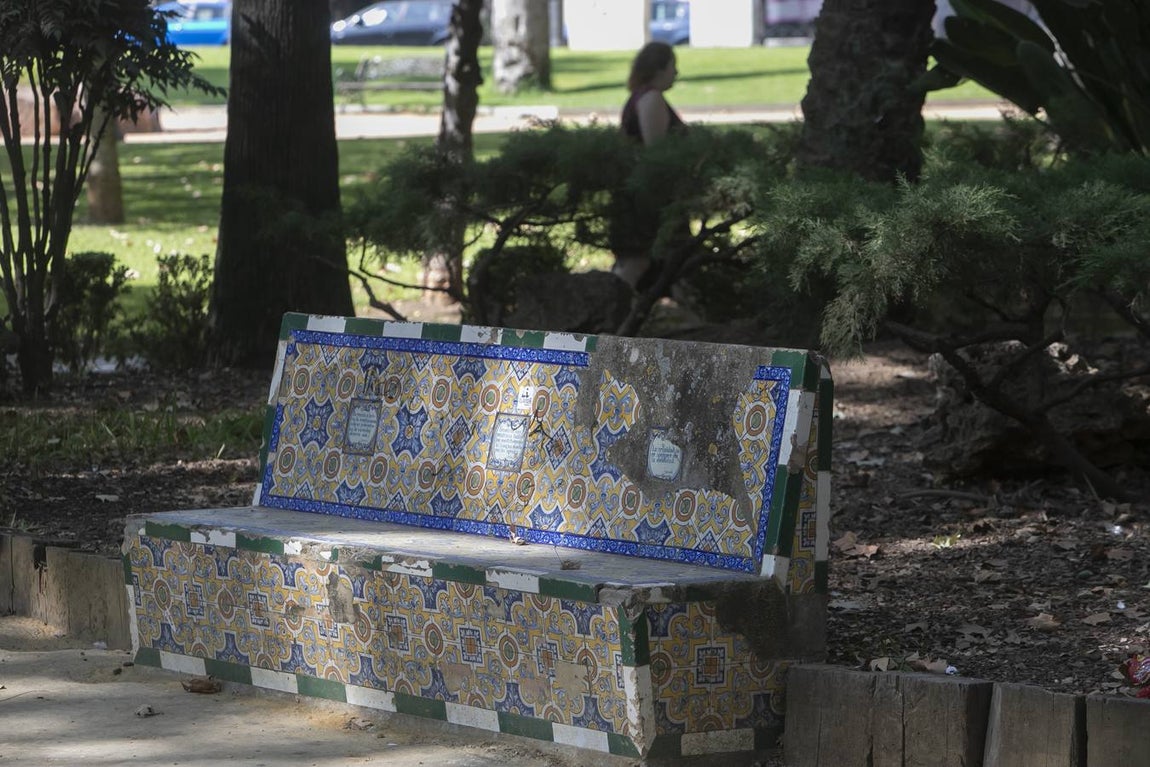En imágenes, el deterioro de los azulejos de los Jardines de la Agricultura de Córdoba