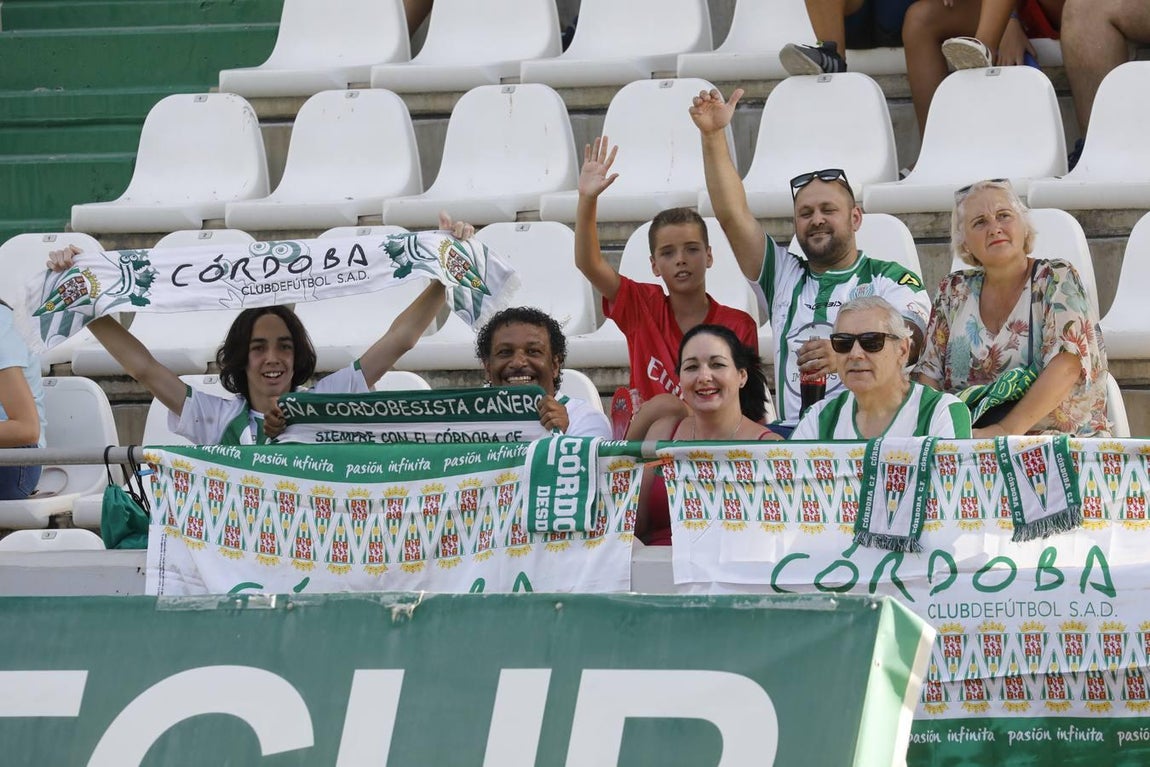 El ambiente en la grada del Córdoba CF-Murcia, en imágenes