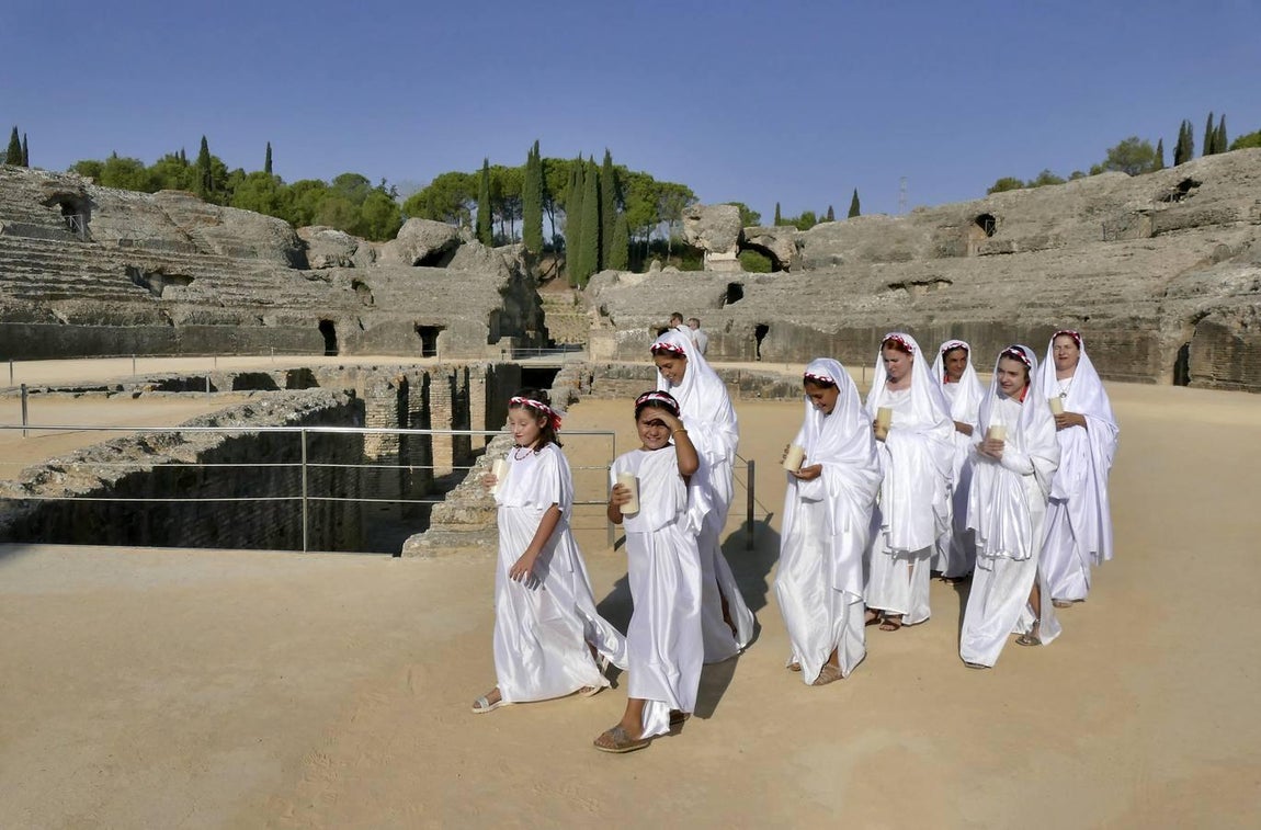 En imágenes, desfile de legionarios por el II Día de la Romanidad en Itálica