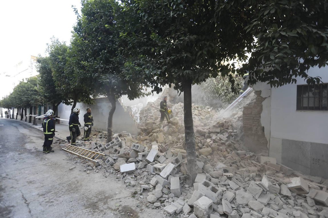 El derrumbe de un muro en la calle San Fernando de Córdoba, en imágenes