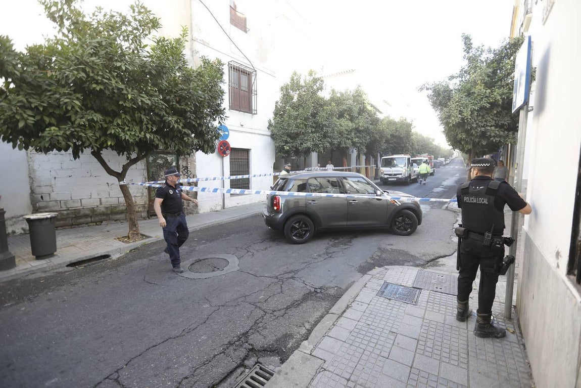 El derrumbe de un muro en la calle San Fernando de Córdoba, en imágenes