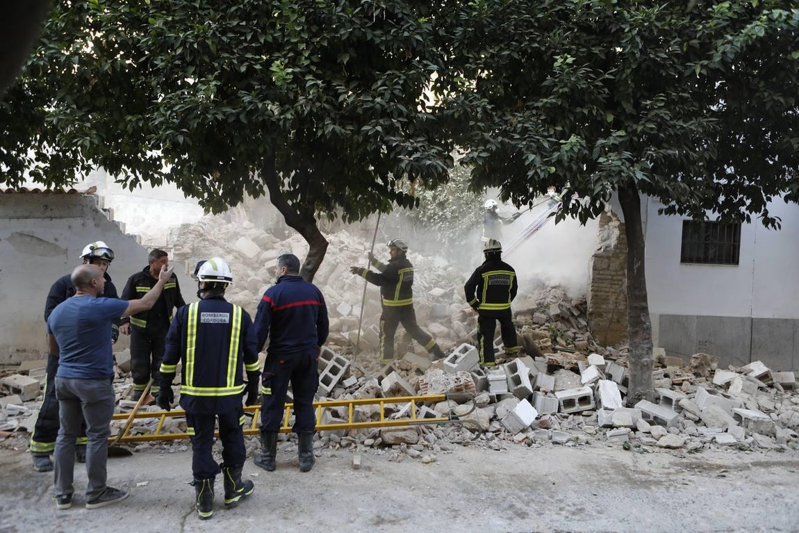 El derrumbe de un muro en la calle San Fernando de Córdoba, en imágenes