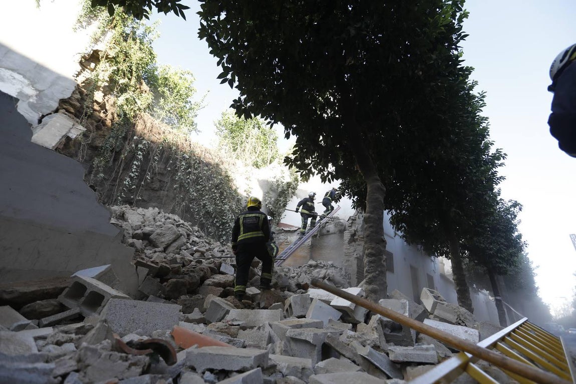 El derrumbe de un muro en la calle San Fernando de Córdoba, en imágenes