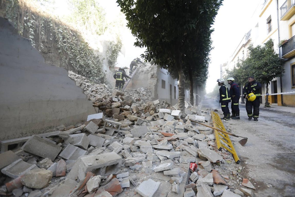 El derrumbe de un muro en la calle San Fernando de Córdoba, en imágenes