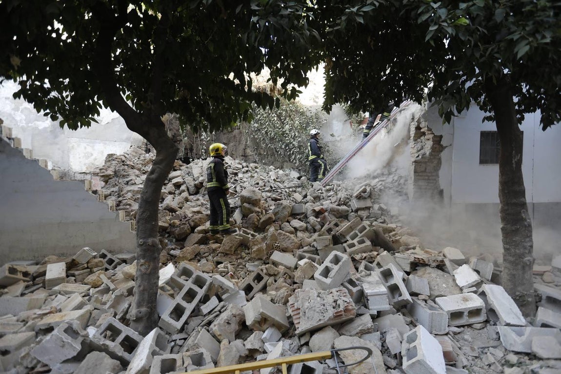 El derrumbe de un muro en la calle San Fernando de Córdoba, en imágenes