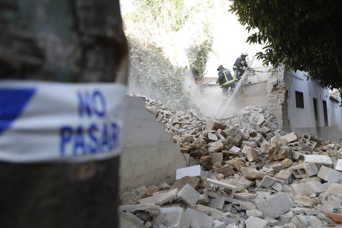 El derrumbe de un muro en la calle San Fernando de Córdoba, en imágenes